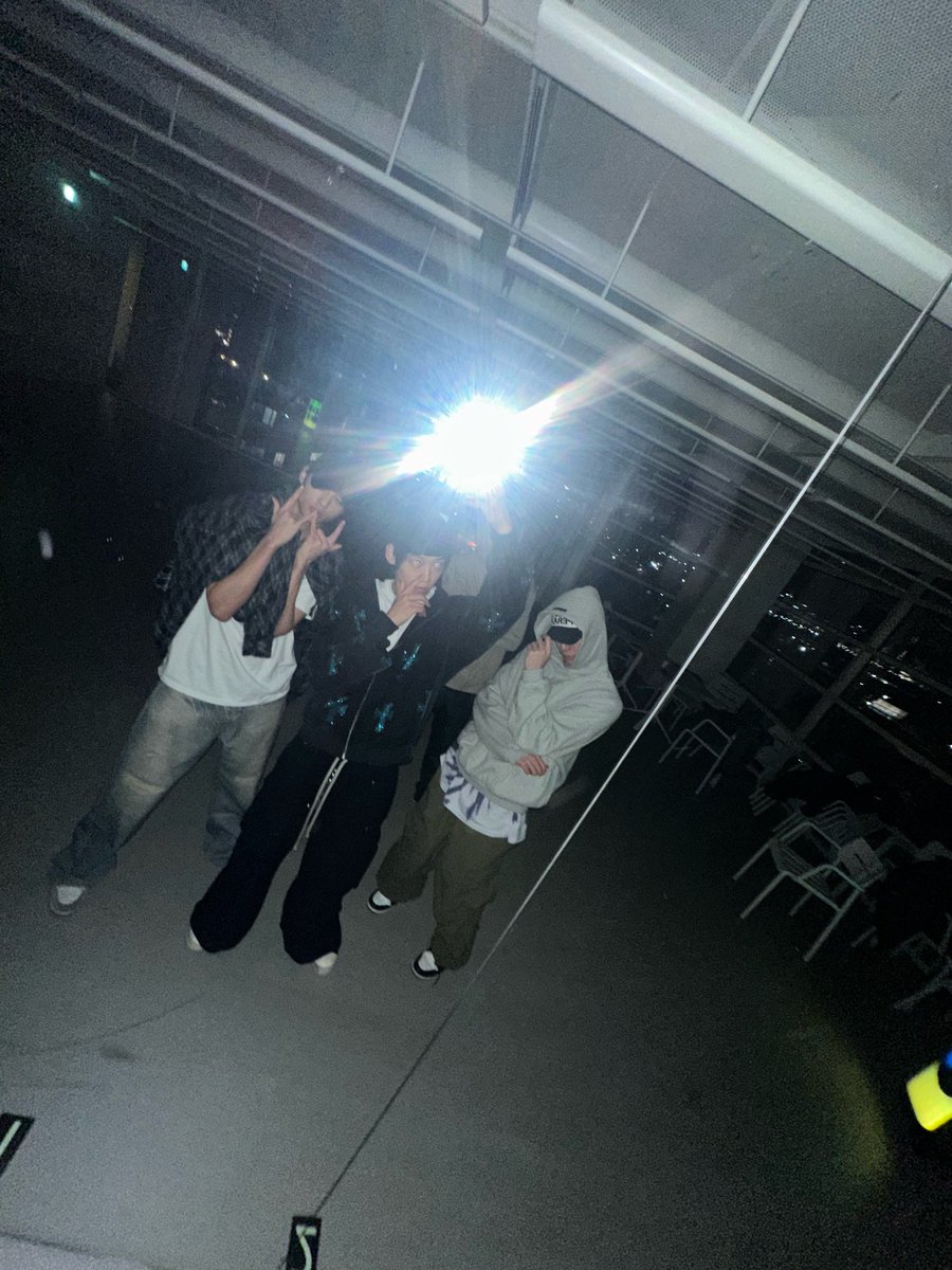 nakamden's tweet photo. Practice is officially done for the day! Snapped a few mirror selfies to prove we’ve been putting in the work. https://t.co/0RAWsoZhnQ