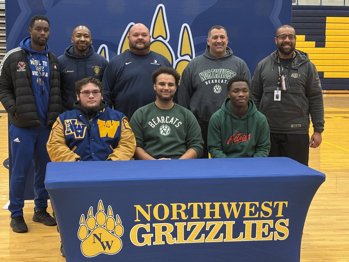 WichitaUSD259's tweet image. Congrats to the football players from East High and Northwest who celebrated signing to play in college! #WPSFutureReady @Wichita_NW @NWGRIZZLYFB @EastHighAces @blueacesfb