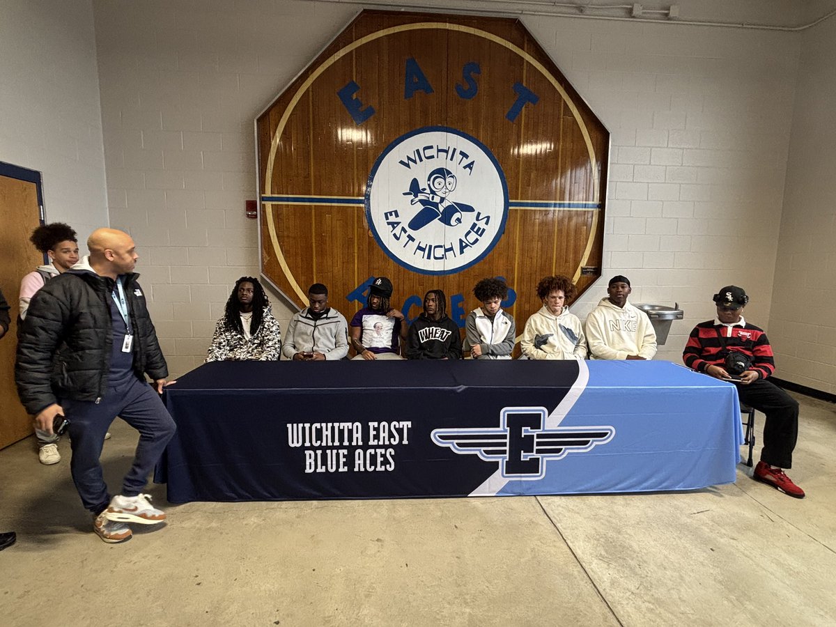WichitaUSD259's tweet image. Congrats to the football players from East High and Northwest who celebrated signing to play in college! #WPSFutureReady @Wichita_NW @NWGRIZZLYFB @EastHighAces @blueacesfb