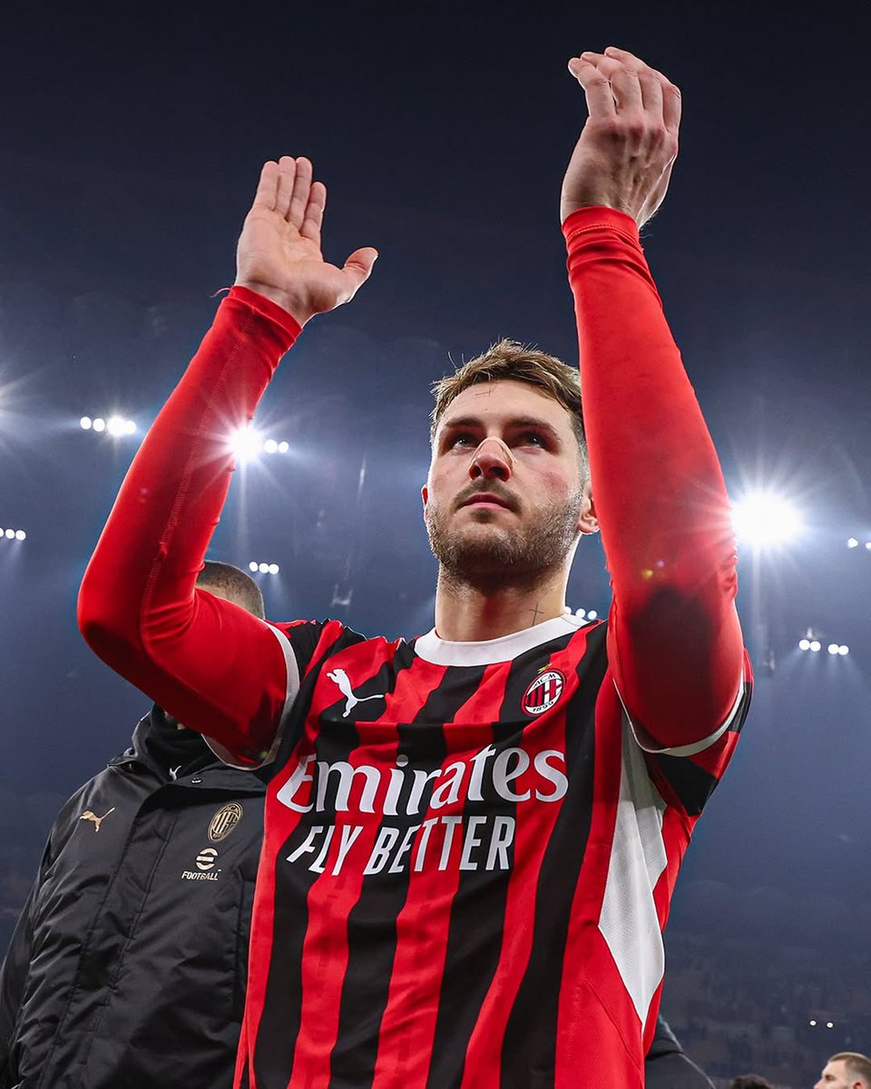 CruzAzul's tweet photo. 💙 Felicidades por tu gran debut con el @acmilan, Santi 👏🏻 https://t.co/pBuq23n8o1