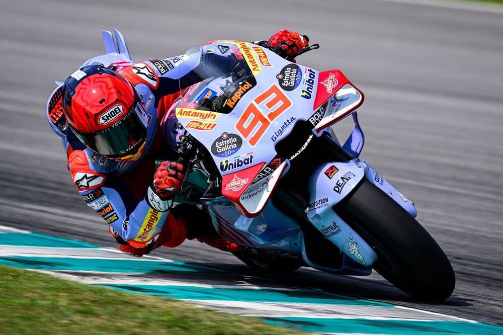 chazdavies7's tweet photo. It was the angles of the arms, especially the outside arm. Go back &amp; watch early season footage — it looked like he had to navigate around a basketball sat on top of the fuel tank and couldn’t quite get into position. https://t.co/5aMblE9ZDk