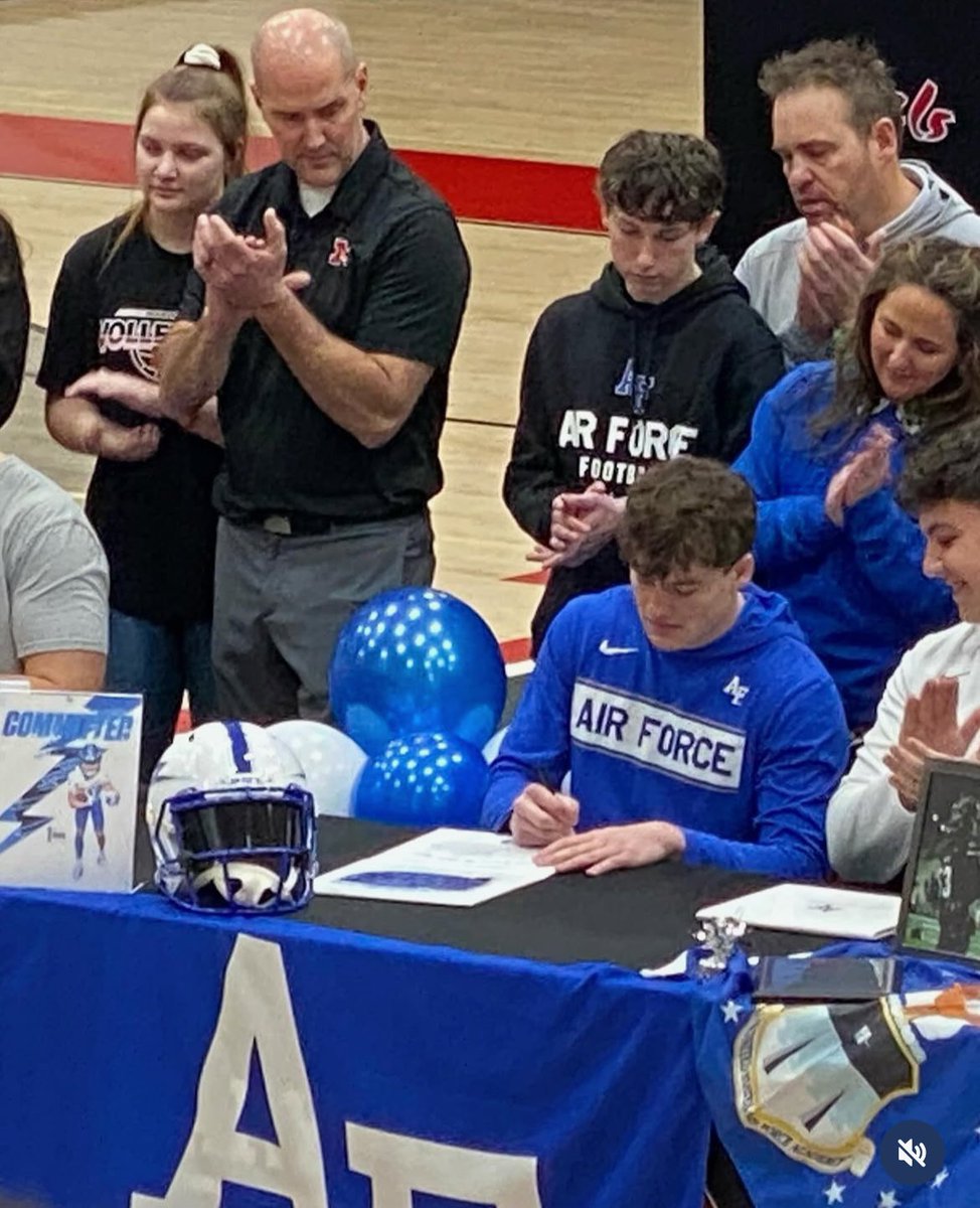 PriceDavis01's tweet image. ⚡️ SIGNED ⚡️
#BoltBrotherhood

@CoachTBarr @CSmithScout @BuckFitz @NCEC_Recruiting @NatlPlaymkrsAca @PennySmith_ @bcactraining @MHSRebelsFB @Mike_SBN