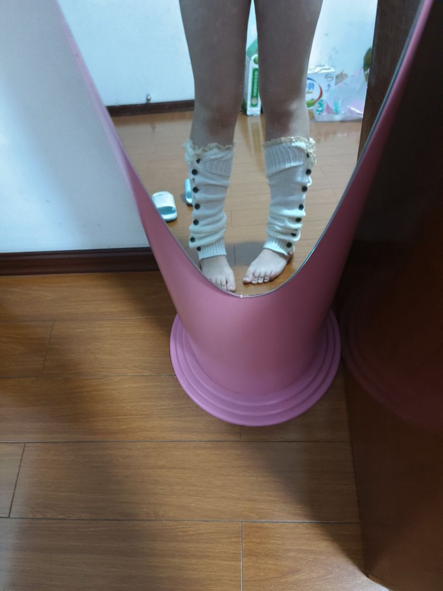 Yunmoen's tweet photo. 还没开学不用返工，我要狠狠做爱，全裸只穿这个踩肉棒🥺 https://t.co/J5W9Q7QbAJ