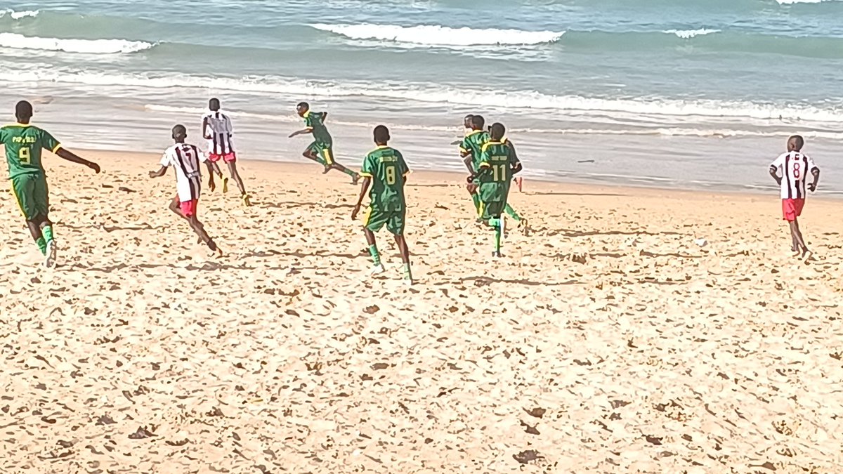 nessa131077's tweet photo. 3eme journée et donation de ballons de foot @PR_Diomaye avec l'association Gardez la pêche 🎣 
#yoff #Senegal #don #mission #humanitaire #merci #football https://t.co/6TJTJ8Pvck