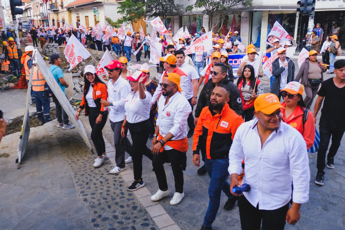 Día 32 🇪🇨

Nuestro recorrido comenzó en el mercado 9 de  Octubre, seguimos al Parque Calderón, Plaza San Francisco, Mercado 10 de Agosto y culminamos en la Plaza del Otorongo, con un gran recibimiento y cariño de la gente💋. 

#TodosToditosTodos  
#VotaTodo23-63 
💪🏻 ¡Somos