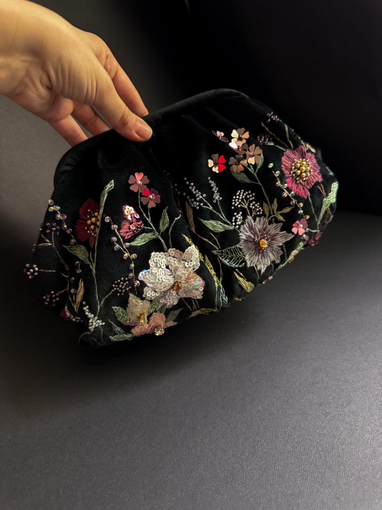 Haute couture bag
Exclusive bag

malinzdesign.etsy.com/listing/186958…