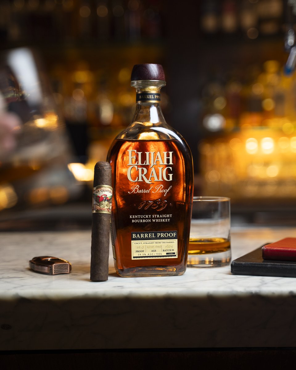 Ashtoncigar's tweet photo. Tastes of rich vanilla, caramel, and spice from @ElijahCraig Barrel Proof marry beautifully with San Cristobal’s notes of dark chocolate and black pepper 🥃 https://t.co/Uh7i5Ffx2Q