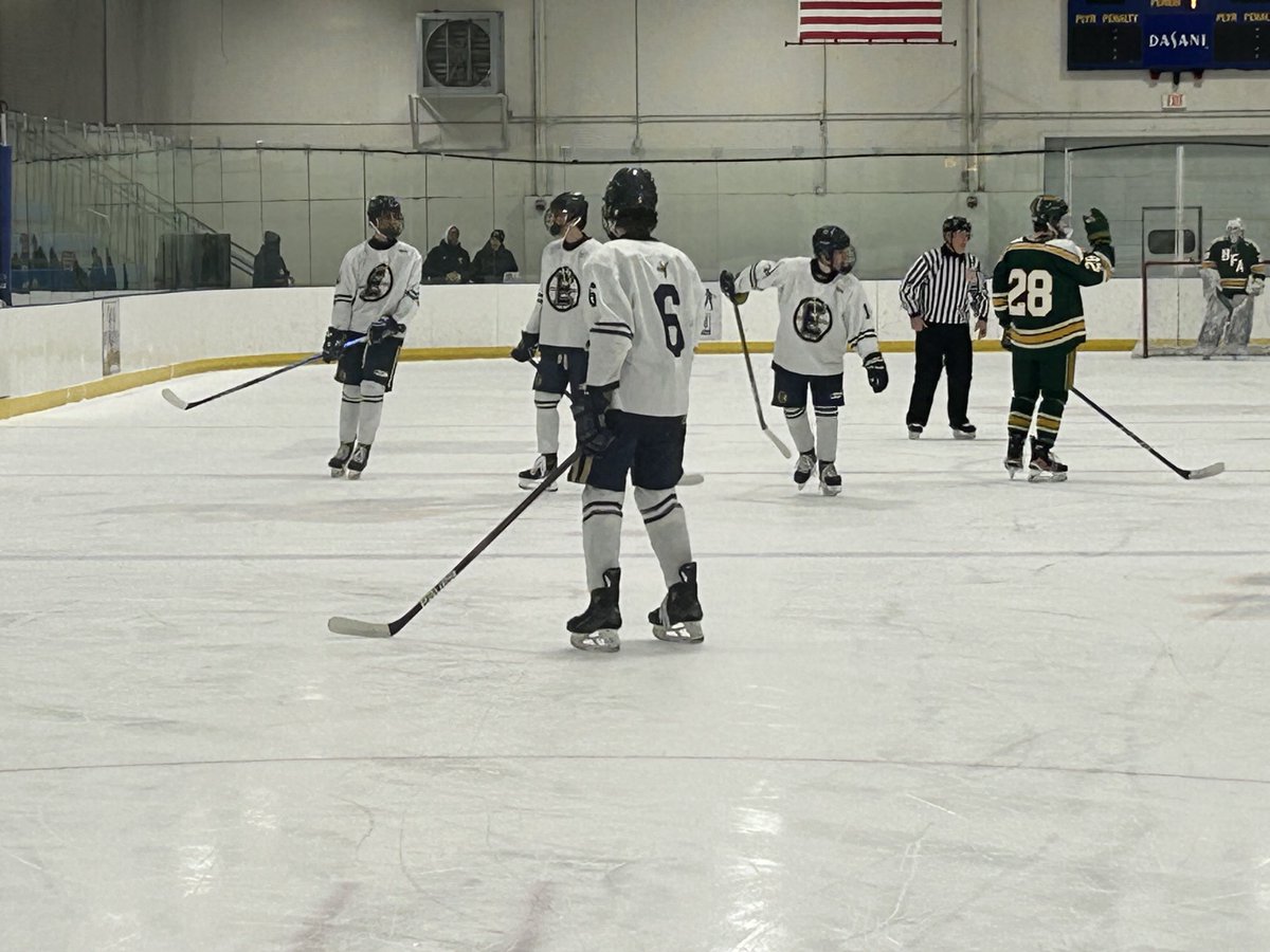 Underway from Essex as the Hornets host the Bobwhites in #vthshockey ⁦<a href="/EHSHornetPride/">Patrick Merriam</a>⁩
