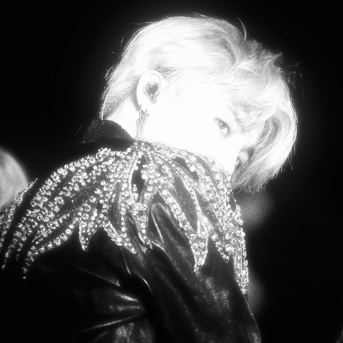 #kookminau || glamour love 

 𝐉𝐊 es el ceo de la marca de ropa más importante, para el lanzamiento de su próxima colección no le queda mas remedio que el cantante del momento 𝐉𝐌 sea el espectáculo principal para su evento