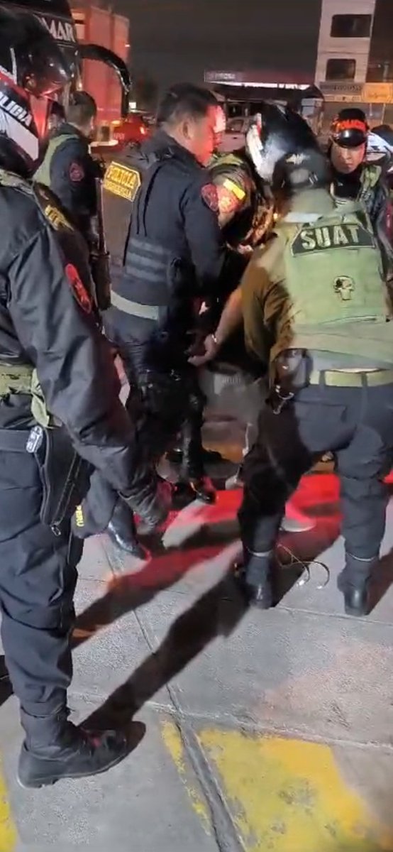 En #Arequipa, la Policía interviene a un varón en un bus interprovincial por supuestamente ser el autor del crimen de una joven de 20 años. Minutos después, se da cuenta que es inocente.
El ciudadano se dirigía a Cusco para sumarse a sus labores en una empresa minera.