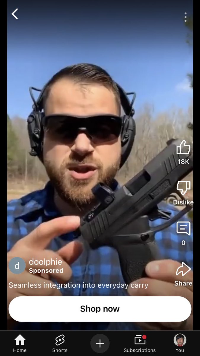 ネットで　ライセンスも無しで　本物の銃🔫が買えてしまいます。モデルガンじゃないよ　リアルな銃を🇺🇸では合法的に買えるんです。お父さんが息子にクリスマス　プレゼントに銃をプレゼント🎁する話しはよく聞きます。怖いなあ😱