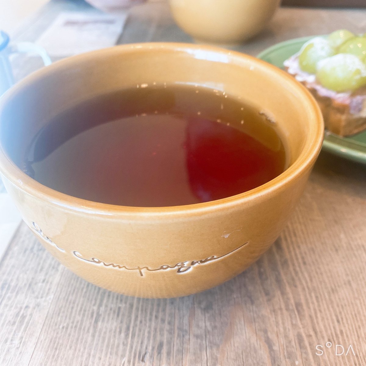 こんにちは😊ニルギリとぶどうのタルトを頂きます🍇