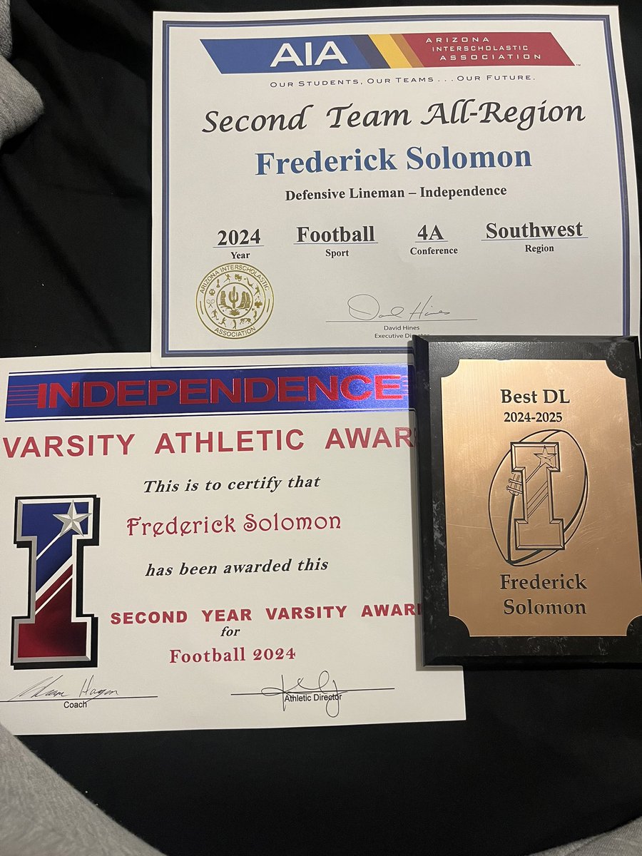 Fredd1226's tweet photo. Couldn’t be any more blessed to call this team my family. Let’s run it back one more time 💪🏾 #AGTG #IndependenceHighSchool #IHS
1x Defensive linemen of the year
1x Second team all region Sacks https://t.co/cLHQQ9nEMz