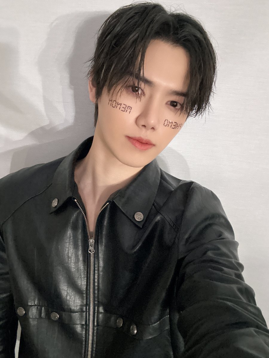 [📸]
#Seoulfashionweek #phenomenonseeper
⠀
#CRAVITY #크래비티
#민희 #MINHEE
#2025서울패션위크 #페노메논시퍼