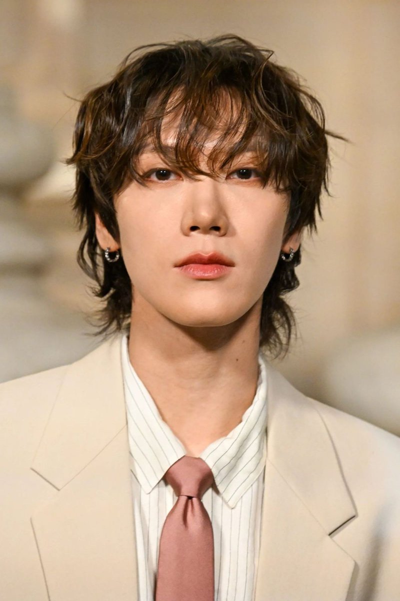 wwd_jp's tweet photo. 【話題記事】NCTのテンがレトロシックな装いで来場　「サンローラン」2025-26年秋冬メンズ・コレクション
https://t.co/od7DKBf3Hu https://t.co/sap4rrcReM