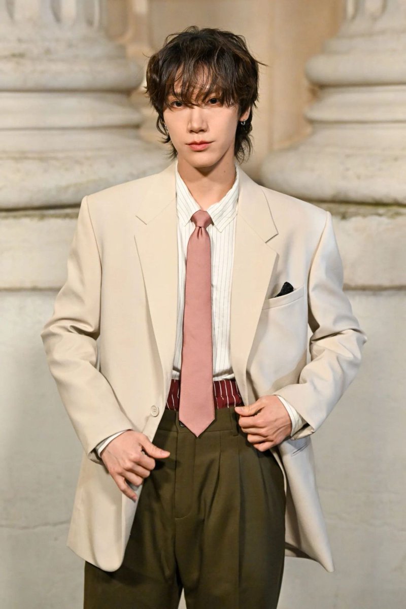 wwd_jp's tweet photo. 【話題記事】NCTのテンがレトロシックな装いで来場　「サンローラン」2025-26年秋冬メンズ・コレクション
https://t.co/od7DKBf3Hu https://t.co/sap4rrcReM