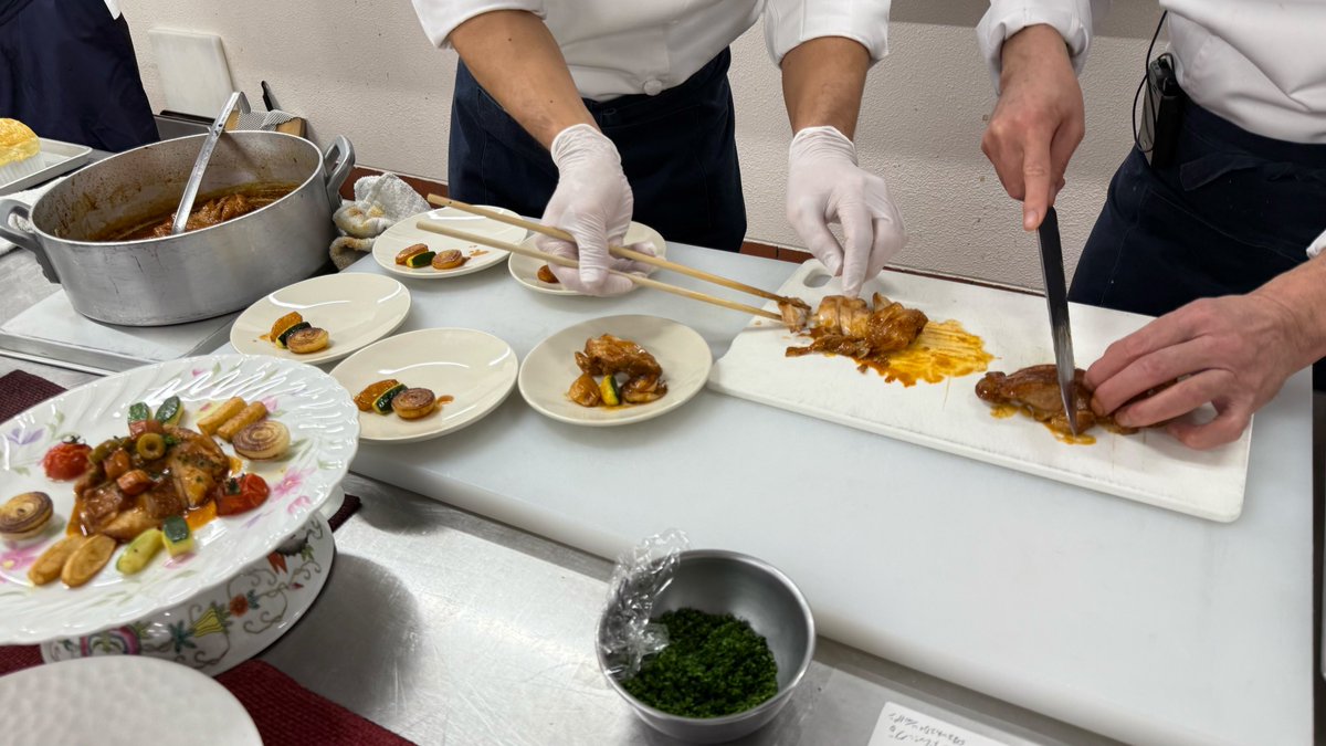 今日は「夕方からの学校説明会」です！
nanba.ac.jp/yokochou/topic…
詳細な学校説明、学校で学ぶもの得られるものなど。
ご希望の方には個別相談も賜ります。

夜間部の西洋料理実習の見学も予定しております。
今日のメニューは「クネル」です

まだ間に合いますのでお電話にてご連絡下さい！
0453114126