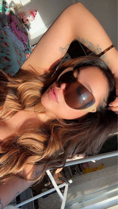 1 pic. Love my new glasses https://t.co/YJIwW4BGAj