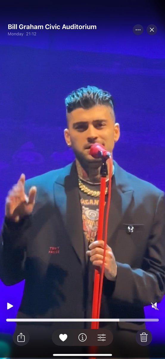 flores_danielag's tweet photo. el concierto de zayn va a ser mi personality trait por un laaaaargo tiempo y esq como supero esto??????😫😫 https://t.co/INuuTRKkIm