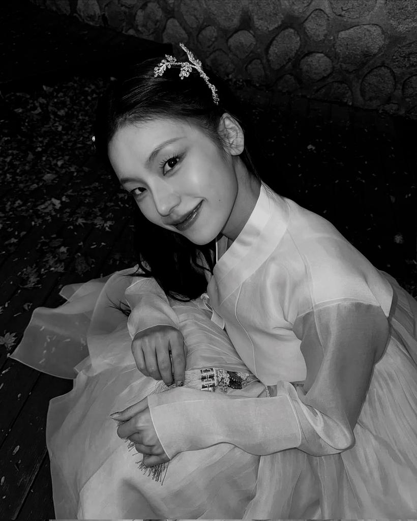 🏮✨ 실크에  감싸인 기품, 
전통으로 짜여진  아름다움.