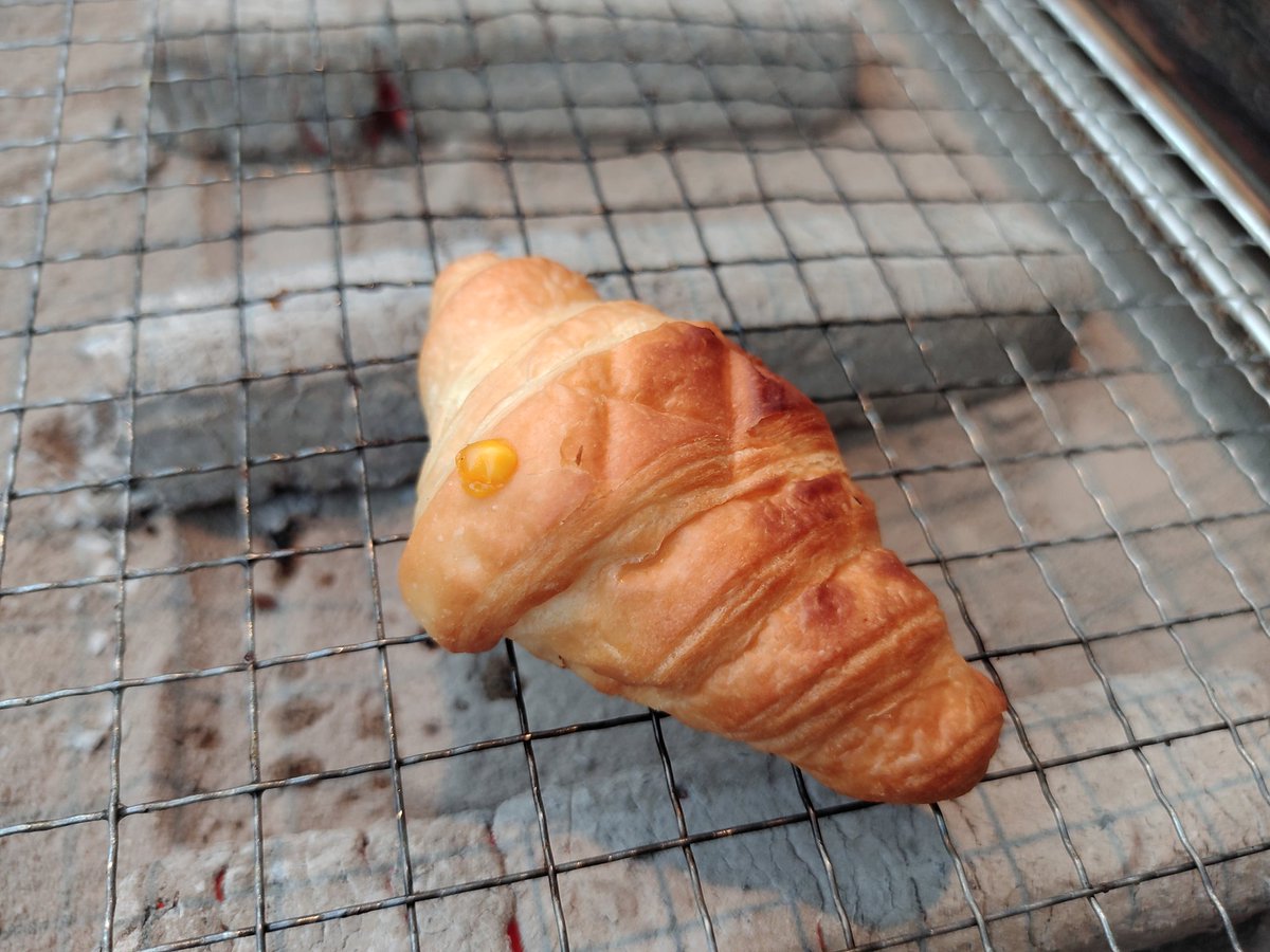sayamiya337's tweet photo. そして出来上がった朝食がこちらですっ
焦がしたとこが気にならないぐらいおいしすぎたっ
ボリュームっ！おいしさっ！どれも満点すぎるっ
あとデザートもほどよくおいしかったっ
あと最後に昨日の残ったホットワインのんでるっ
雪の中で飲むの最高だわねっ
#はねるグランピング　#GLAMHIDE https://t.co/2QcUjPgTHx