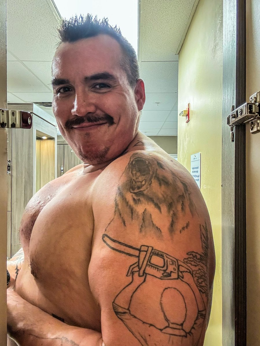 ContentCowboi's tweet photo. 6’5, 300 lbs, and just smashed a brutal chest and triceps workout—but for some reason, my biceps are looking absolutely pumped. Feeling thick, feeling powerful… who’s tryna get a handful?  NEW VLOG LINK IN BIO #BigBoyEnergy #AccidentalArmDay #GAY #gaymuscle #gayswithtattoos https://t.co/OTFsKB02iA