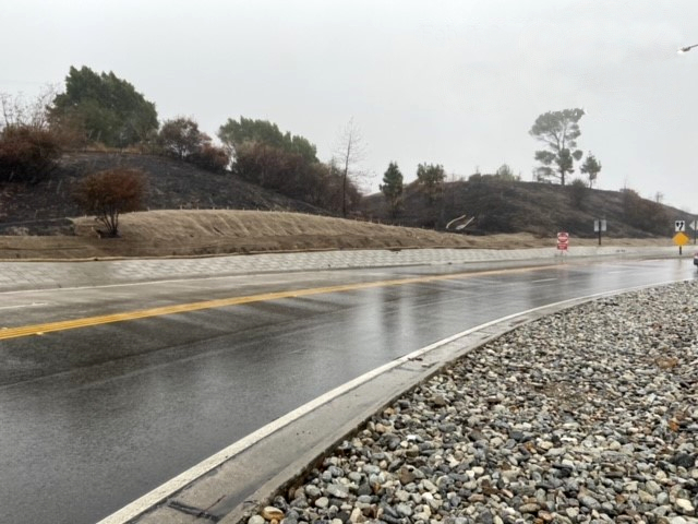 CaltransDist7's tweet photo. Wattles at work against the rain 🌧️! 📸Caltrans crews installed these fiber rolls (aka wattles) along the slope of burn scar areas (from #HurstFire) on the westbound I-210 in #Sylmar, to help hold the slope in place to reduce debris flow & stormwater runoff. https://t.co/IYY5dhkkoo
