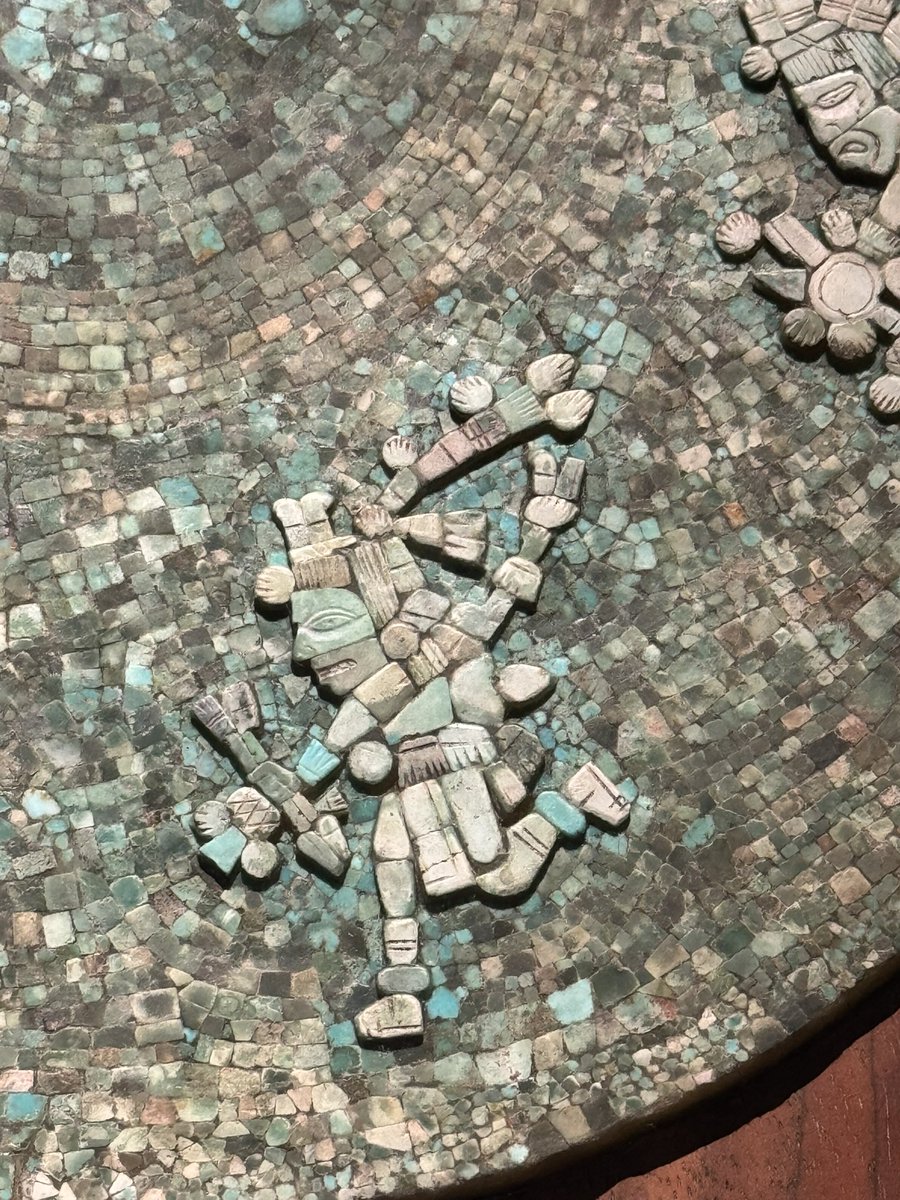 Este maravilloso disco elaborado con 15,000 piezas de turquesa fue encontrado en 1994 en el antiguo predio que se le conoce como la Casa de las Ajaracas, ubicado en la esquina de las calles, República de Guatemala y República de Argentina, en el centro histórico de la Ciudad de