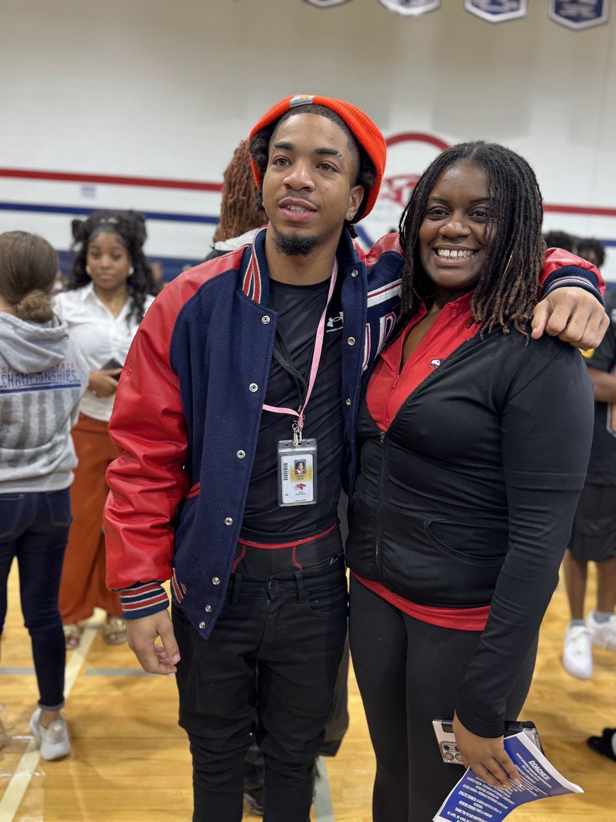 _MsHubs_'s tweet photo. Congratulations to our Falcons on Signing Day! I pray you all prosper at your next destinations! ❤️💙🏈
@davis__football @DavisHS_AISD https://t.co/ospqvvDpch