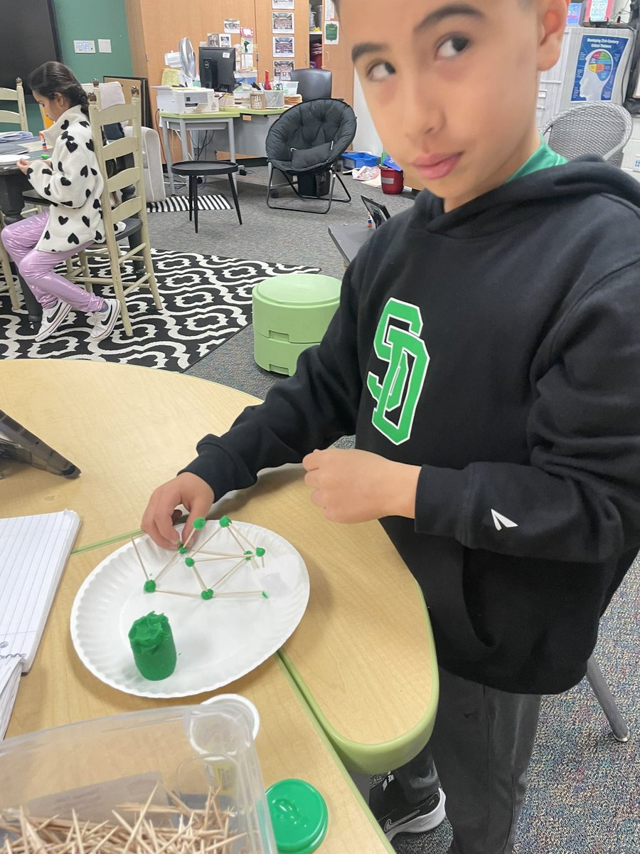 timmyGTI's tweet image. Purposefully vague instructions = interesting observations on who builds in 3-D from the start &amp;amp; who puts multiple 2-D structures together to make a 3-D one. 🧠💚#MathInNaturePBL #TPSPTimmy #TPSP #theGrove #criticalthinking #creativity #collaboration  @WGESdragons