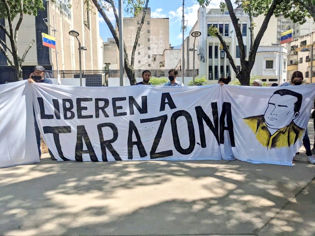jrafaeltarazona's tweet photo. #ALERTA
Para mañana #6Febrero está pautada la cont. del juicio oral y público del caso @FundaREDES_ en contra de Javier Tarazona, Rafael Tarazona, Omar García y Larry Osorio.
Sumarán 1315 días de injusta detención, condena anticipada y negación de justicia
#LiberenAJavierTarazona https://t.co/rI8hfJx1MP