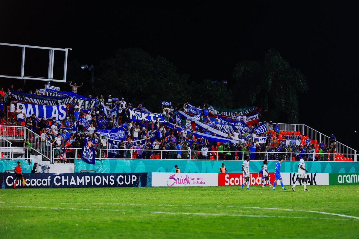 CruzAzul's tweet photo. EN TODOS LADOS 😍💙

Gracias a la gente que alentó anoche en República Dominicana. 

#AzulDePorVida https://t.co/UkH3QUrZFv