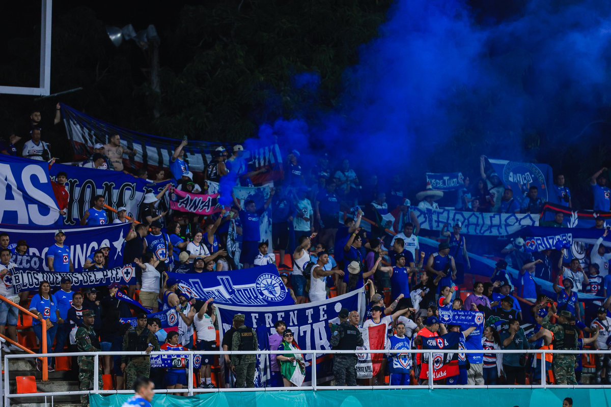 CruzAzul's tweet photo. EN TODOS LADOS 😍💙

Gracias a la gente que alentó anoche en República Dominicana. 

#AzulDePorVida https://t.co/UkH3QUrZFv