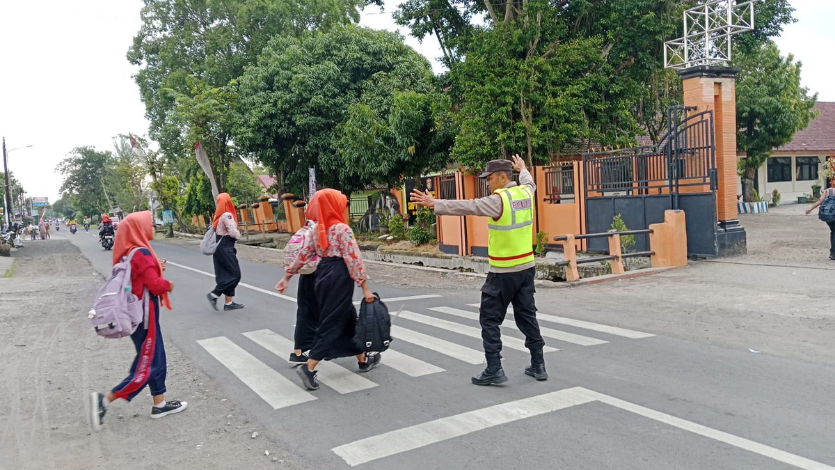 Penampilan pagi adalah salah satu kegiatan rutin oleh Polres Ngawi untuk mengatur lalu lintas dan membantu anak-anak sekolah untuk meyebrang jalan.

#polresngawi #polresngawisae