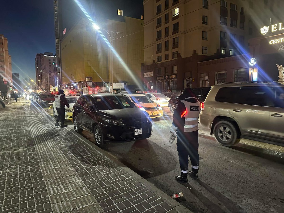 Баянмонголын 1-р эгнээг ачаад эхэлсэн энэ зам түгжрэлгүй болж эдр. Хөгжлийн гацаа, замын гацаа, утааны эх үүсвэр нь бид өөрсдөө