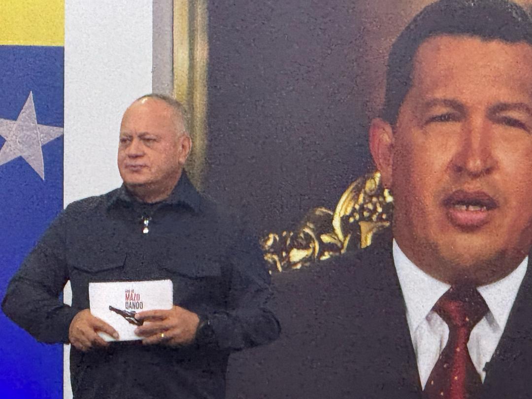 JhonnyNoticias's tweet photo. En el Comando Hugo Chávez, mantenemos viva la llama de la revolución y los principios que nos legó nuestro querido líder. Con valentía defendemos los derechos del pueblo y luchamos por un futuro lleno de esperanza y dignidad.

@ConElMazoDando
#ChávezPorAhoraYParaSiempre https://t.co/AhObeyhVqi