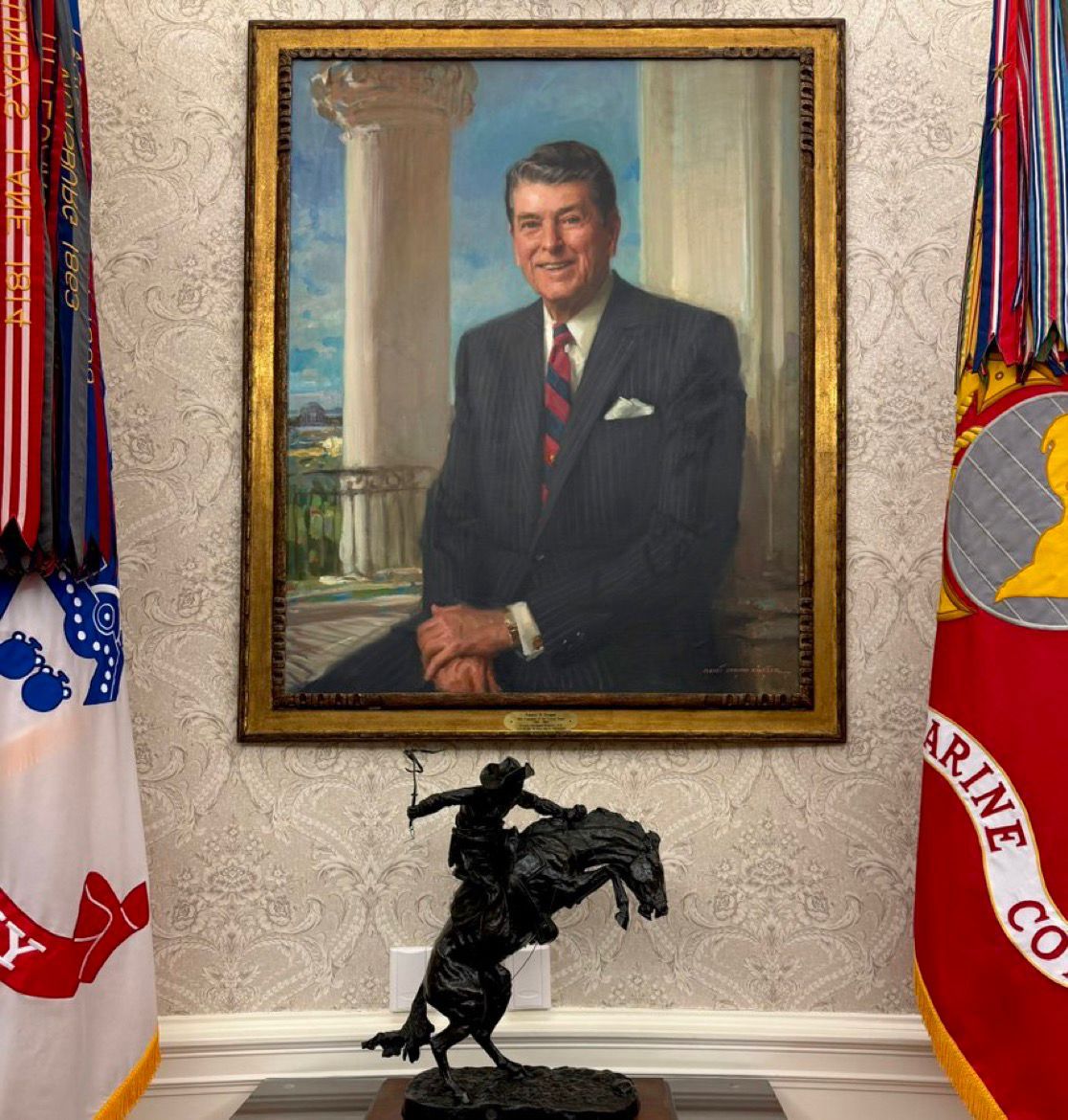 🇺🇸 REAGAN RETURNS TO THE OVAL OFFICE

A portrait of Ronald Reagan, the 40th President of the United States, now hangs in the Oval Office. 

The move reflects a nod to Reagan’s legacy and leadership style, aligning with Trump’s admiration for the former president.

Source: