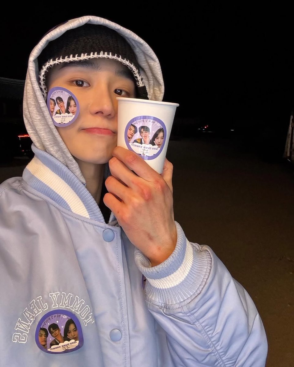 CYJBrasil's tweet image. JJUNIJJUN PARA SEMPRE! Yeonjun e Jeongeui enviaram um foodtruck para apoiar Bumjune nas gravações de seu novo drama ❤️‍🩹

#YEONJUN #연준