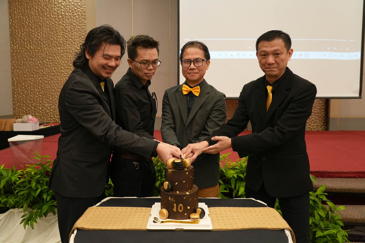 Im_QueueBee's tweet image. The much-anticipated Gala Dinner was the definition of class, style and glitter as the team arrived with their most glamourous Black &amp;amp; Gold attire! 

QueueBee Solution has marked an extraordinary milestone-10th Anniversary Gala Dinner🎉Here&apos;s to many more memorable years!✨