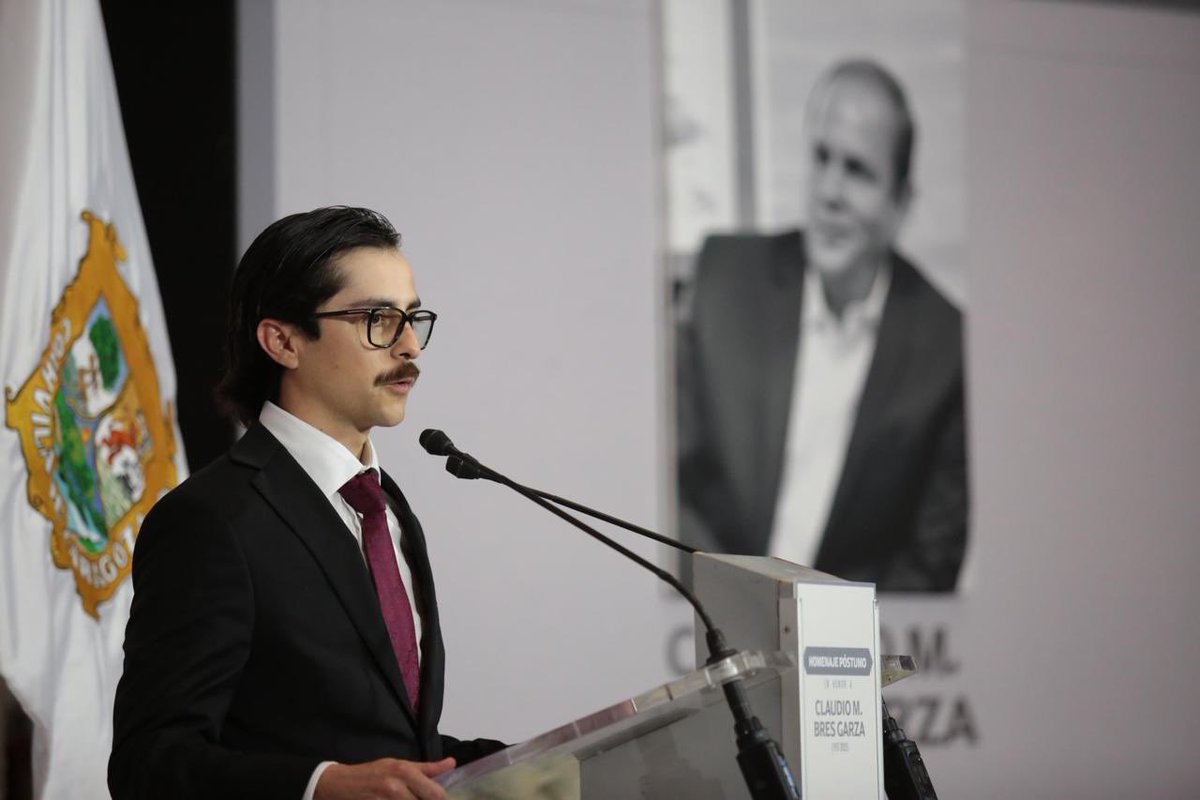 manolojim's tweet photo. Hoy hicimos un homenaje post mortem en Palacio de Gobierno a nuestro gran amigo y compañero Claudio Bres. Empresario y político nigropetense, un gran coahuilense. (1/2) https://t.co/jihEaHHsAr