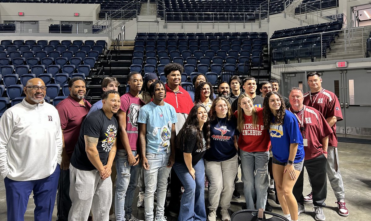 A HUGE congratulations to all our Heights athletes who signed with university sports teams today!! Bulldog proud!! 🐾🐾🐾🐾