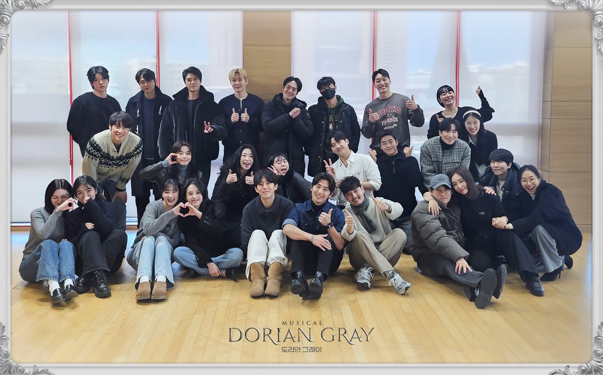 page1company's tweet photo. #뮤지컬 #도리안그레이

⚜𝓓𝓞𝓡𝓘𝓐𝓝  𝓖𝓡𝓐𝓨⚜

설렘 가득했던 첫 만남!
상견례 단체 사진 공개📸

뮤지컬 <도리안 그레이>
2025.03.30(일) ~ 06.08(일)
홍익대 대학로 아트센터 대극장

#Musical #DorianGray https://t.co/lTjRfRq30T
