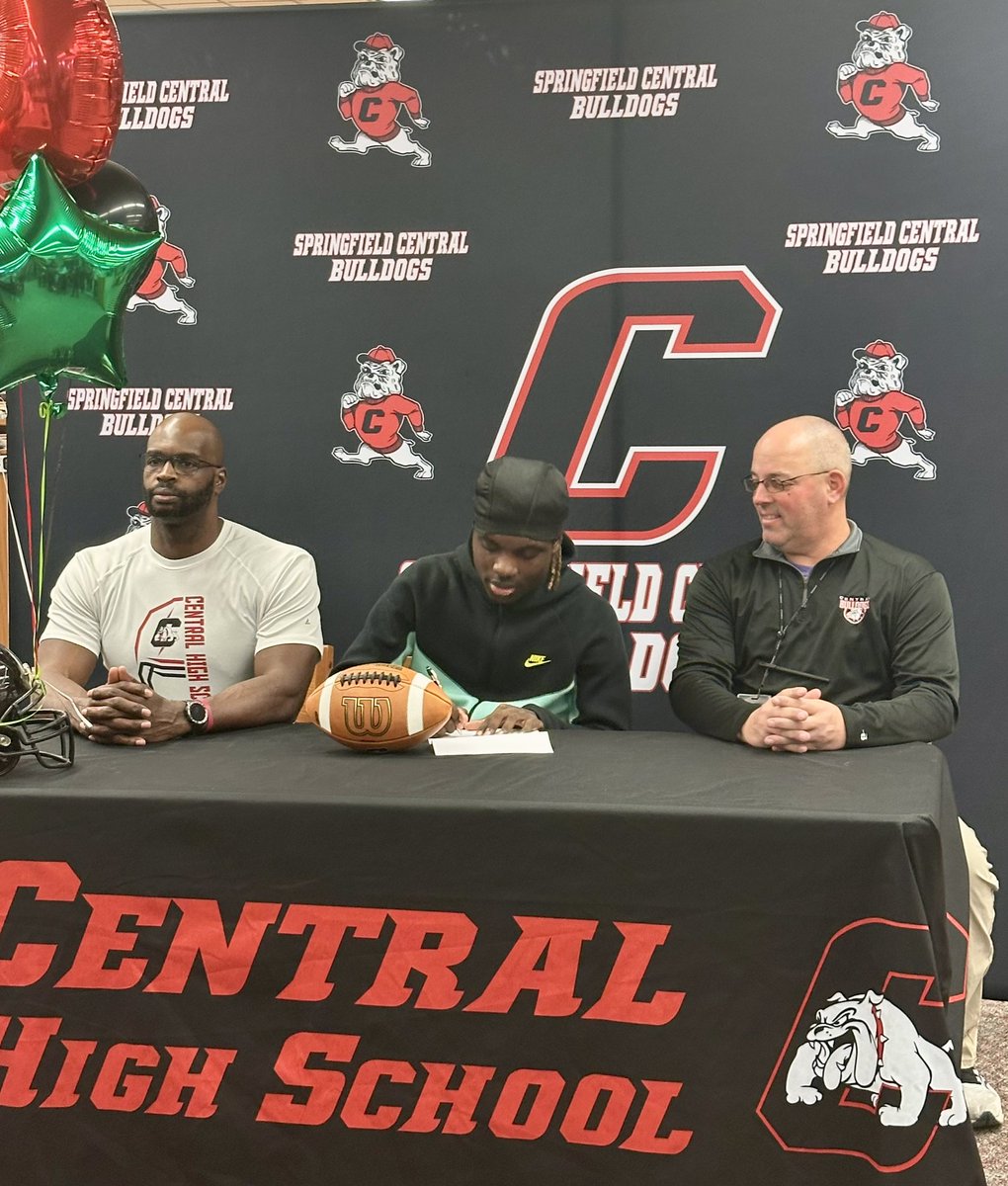 Super excited for our four seniors who signed LOIs today to further their academic &amp; athletic careers!
⛳️ Hampton Richards - Rockhurst
🏀 Keion Epps - Drury
🏈 Trevor Wilson - Marist 
🏈 Kevrron Smith - William Woods
<a href="/AthleticsAtSPS/">Athletics Department - SPS</a>