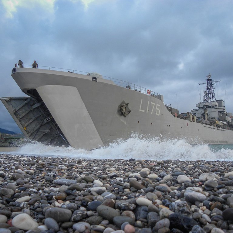 fermendte's tweet image. Yunanistan, Ege Denizi&apos;nde depremlerin yaşandığı Santorini bölgesine tahliye için askeri çıkarma gemileri gönderdi.#Santoriniadası