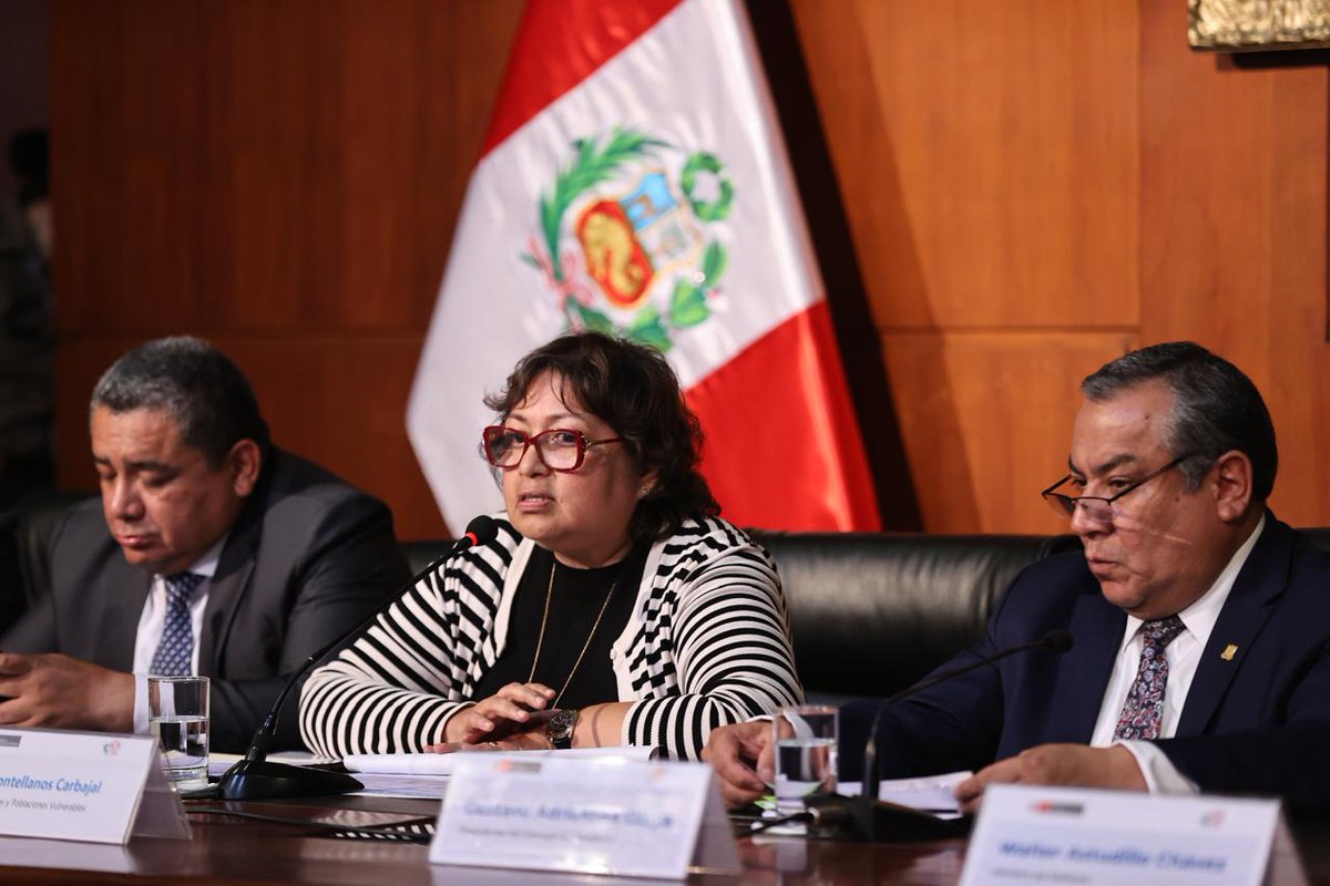 MimpPeru's tweet photo. 📢 En conferencia de prensa tras el Consejo de Ministros, la titular del #MimpPeru, Fanny Montellanos, reafirmó su compromiso con el fortalecimiento de las políticas en favor de las mujeres y poblaciones vulnerables.
💬 "Durante más de tres décadas el Perú ha avanzado significativamente en el diseño de políticas relacionadas a mujeres y poblaciones vulnerables. Voy a continuar con lo avanzado.", sostuvo la ministra.
Sin embargo, precisó que, a pesar de los avances, todavía no es suficiente. Por ello uno de los ejes prioritarios de su gestión será el fortalecimiento de las políticas nacionales, considerando que la implementación de estas políticas exige una articulación constante de manera intersectorial, intergubernamental, y con la población para poder alcanzar resultados.
💬 “Tenemos que identificar cuáles son las corresponsabilidades en los diferentes sectores, en los diferentes niveles de gobierno. La convergencia de esta articulación se expresa en el territorio en donde se enfrentan los problemas. Entonces, de manera transversal, es el fortalecimiento de las diferentes políticas que tiene el sector”, puntualizó la ministra.
Finalizó su intervención señalando que se impulsará la participación de organizaciones y colectivos comprometidos con mejorar las cifras que aún duelen, y se continuará promoviendo el empoderamiento económico de las mujeres.
El objetivo es claro: fortalecer los sistemas de protección, mejorar la prevención y garantizar el bienestar de quienes más lo necesitan. 🤝✨
#MimpPresente