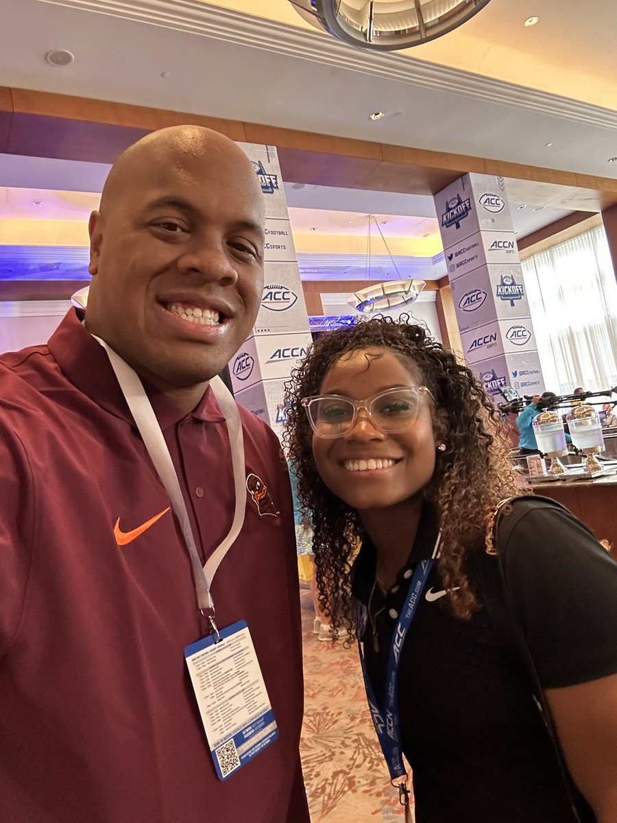 Jamaal_Simmons's tweet photo. Throughout my years this industry, I’ve been blessed to be around some of the best women in sports. The work they do doesn’t go unnoticed and I’m so grateful to have learned from all of them. #NWGSD https://t.co/8CvjHtuQmo