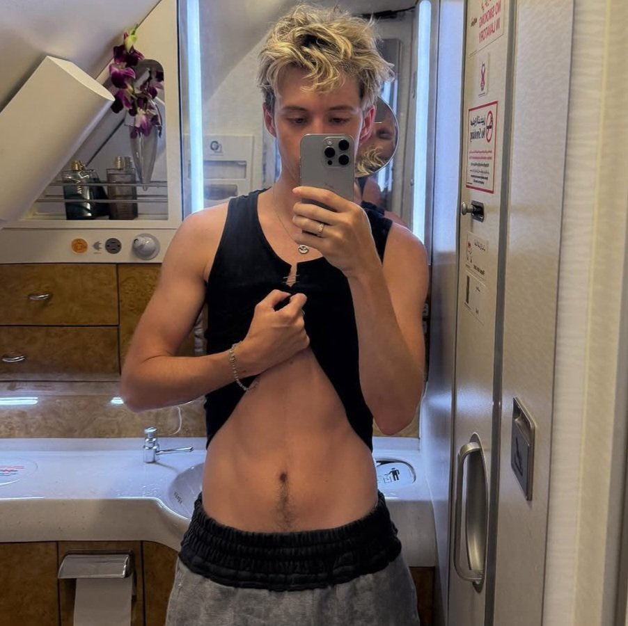 gayandold's tweet photo. troye sivan is 30 and still looks like the twinkiest twink that ever twinked https://t.co/qTaagmUoP0