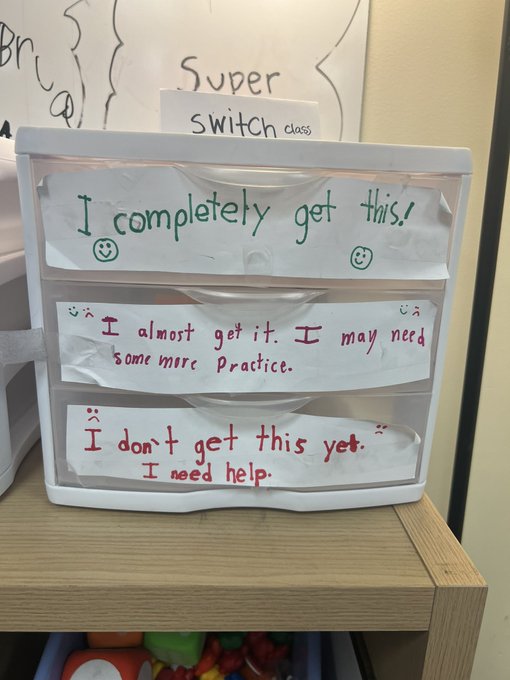 teacher2teacher's tweet photo. 🚦 This hand-in system can help you determine when Ss are ready to zoom ahead in their learning!

(Inspiration via T @mrsjoberi) #InstantPD https://t.co/FXuoP0kT0O