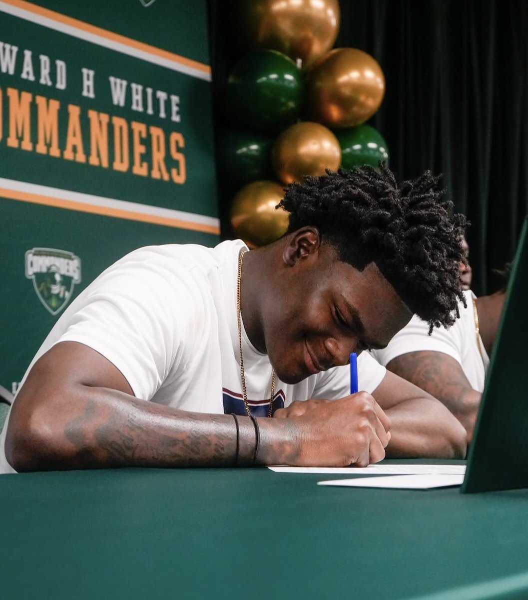 EWCommanders's tweet image. CONGRATULATIONS to Javon Johnson and Joshua Macklin on signing their NLI to continue their post grad career at  @STU_Football 
#CommanderPride🔰