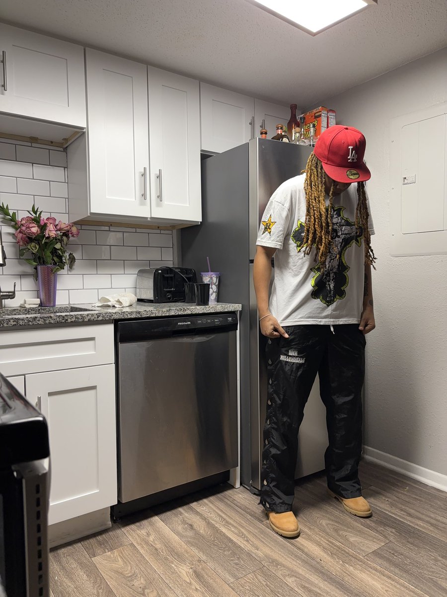 fastlife_jayy's tweet photo. Nobody Cares Unless Your Rich , Pretty , or Dead 🤝🏽 #RichMillenials https://t.co/s2Kwd8F9X3